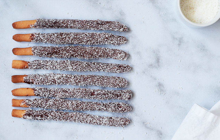Mikados au chocolat et à la noix de coco
