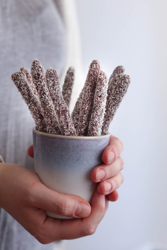 Mikados coco et chocolat dans un récipient