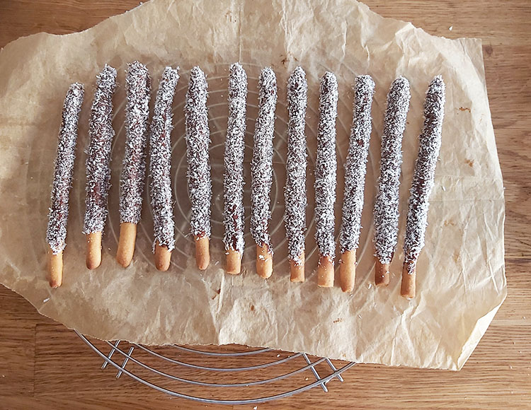 Mikados coco et chocolat sur une feuille de papier sulfurisée