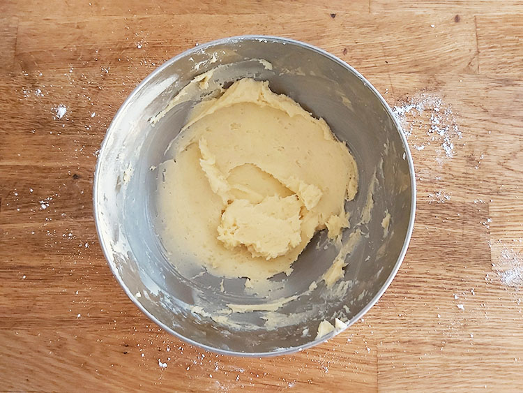 Crémage du beurre avec le sucre et la poudre d'amandes