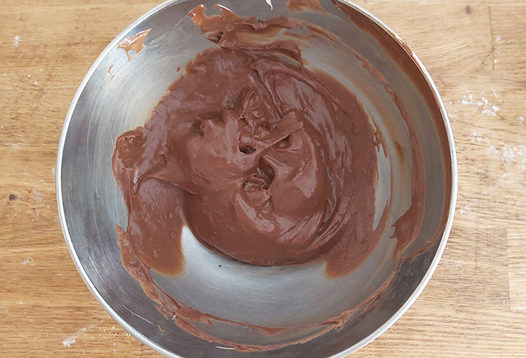 Crème pâtissière au chocolat noir dans un bol
