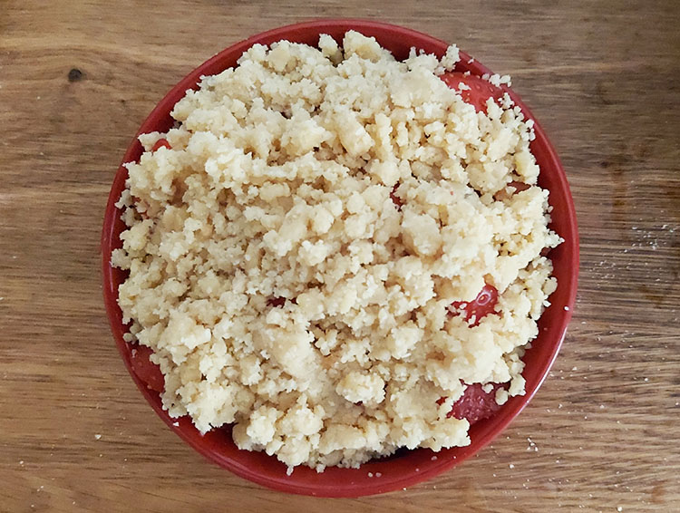 Crumbe fraises et rhubarbe prêt à être enfourné