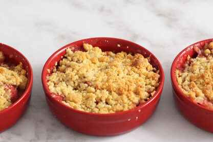 Crumble aux fraises et à la rhubarbe