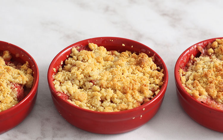 Crumble aux fraises et à la rhubarbe