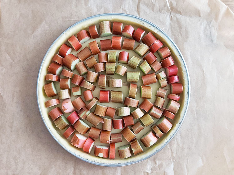 Morceaux de rhubarbe sur fond de tarte