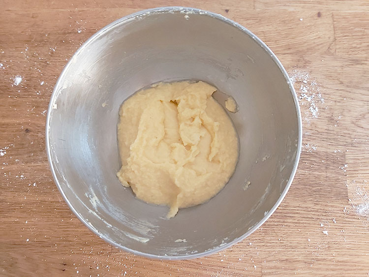 Ajout de l'oeuf pour pâte sucrée