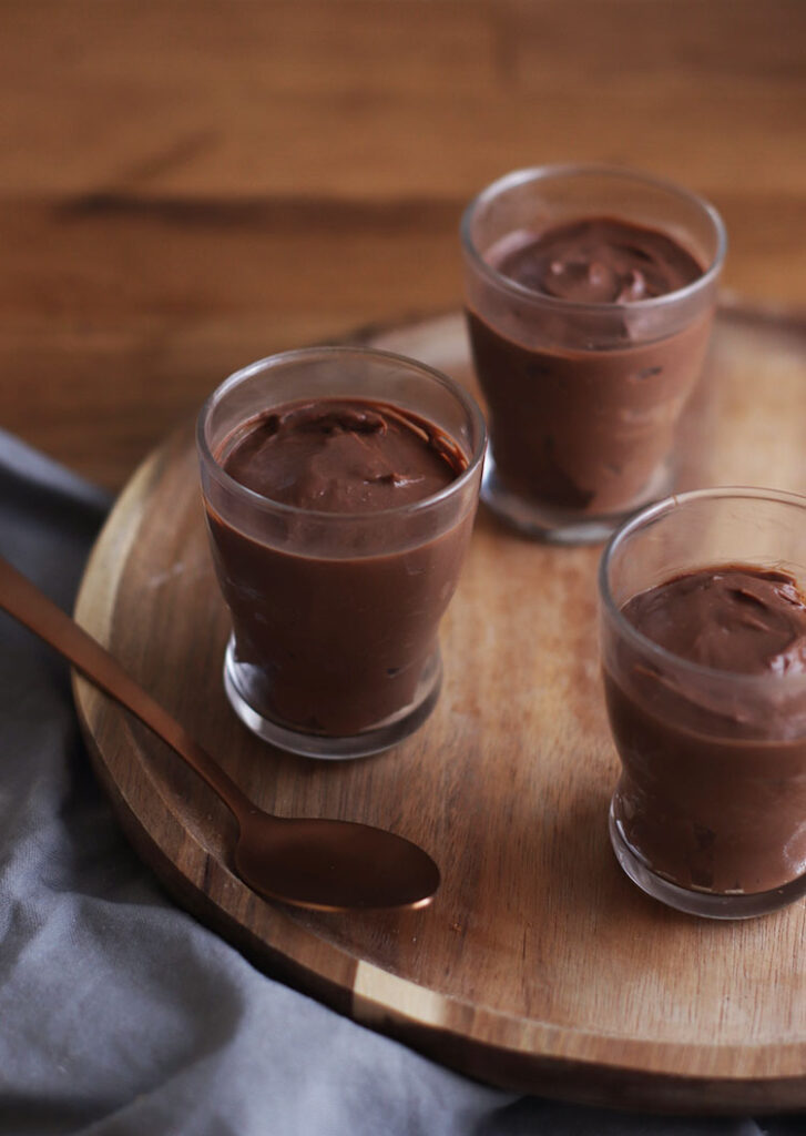 Crèmes pâtissières au chocolat dans des verrines