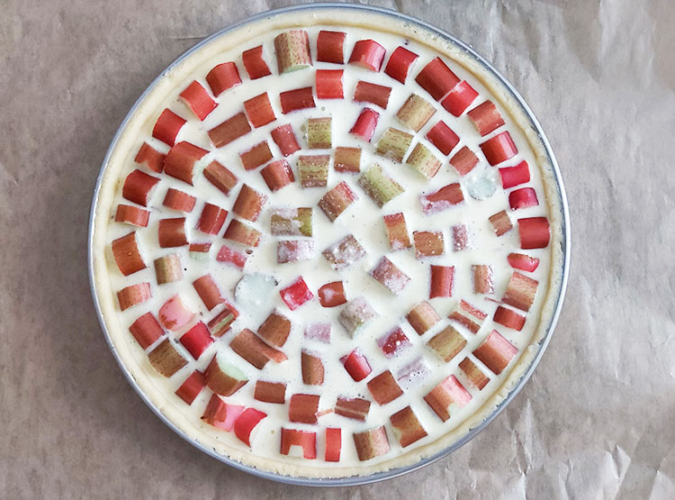 Tarte normande à la rhubarbe avant cuisson