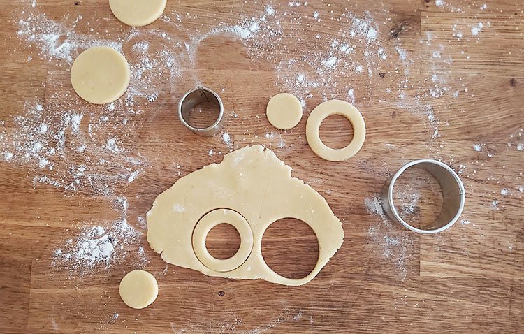 Biscuits crus et découpés