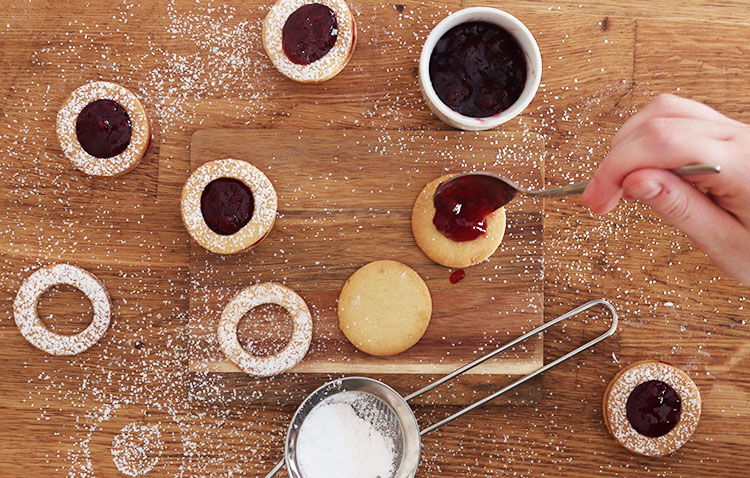 Montage des biscuits confiture à la framboises