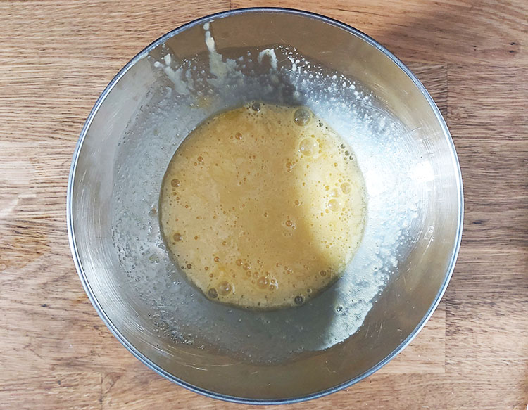 Blanchir les oeufs avec le sucre