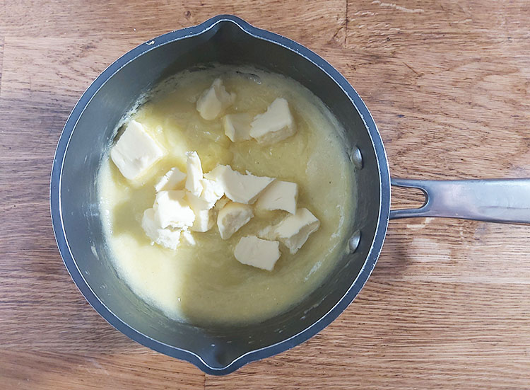 Ajout du beurre à la crème citron