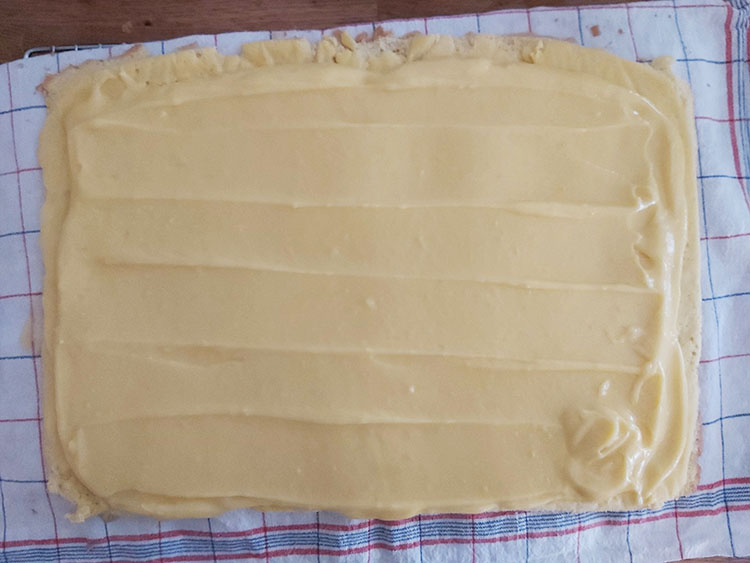 Crème citron étalée sur biscuit viennois