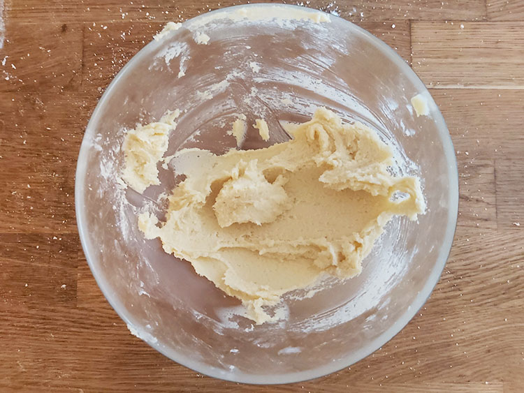 Crémage du beurre avec le sucre et la poudre d'amandes