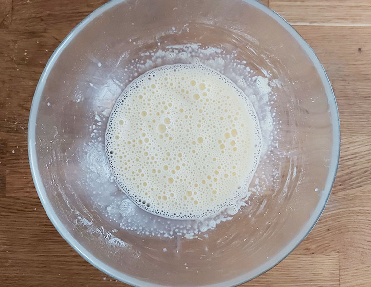 Ajout du lait au mélange à base d'oeufs