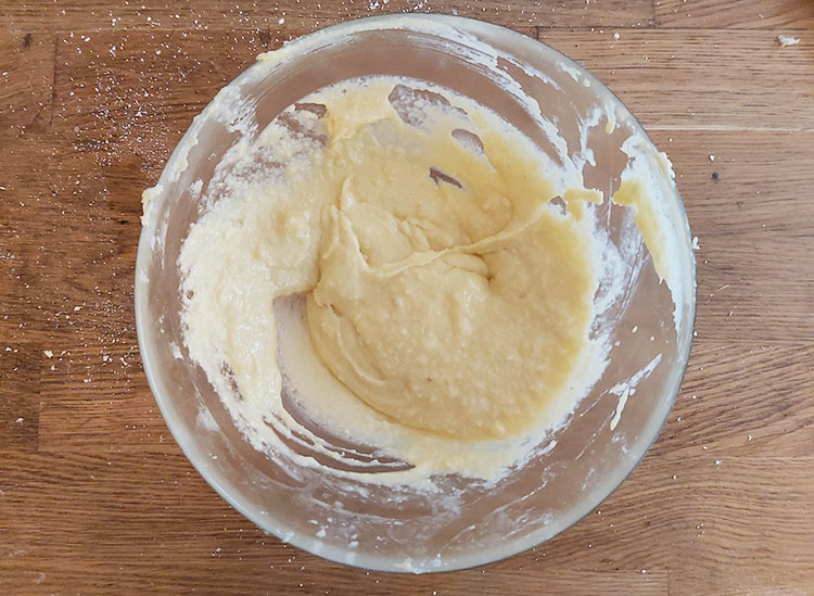 Ajout de l'oeuf à la crème aux amandes