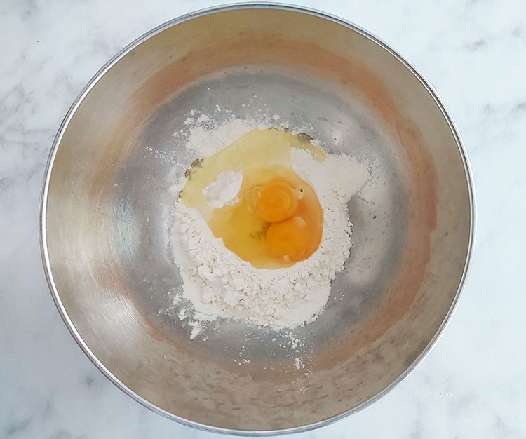 Ajout des oeufs pour la pâte à crêpes