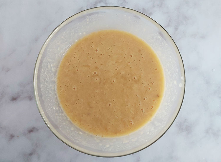 Ajout des liquides dans la pâte à banana bread