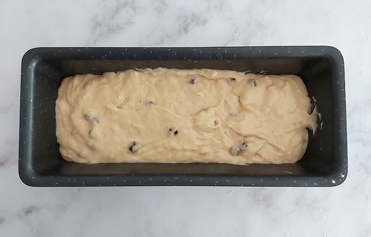 Moule à cake avec la pâte à banana bread