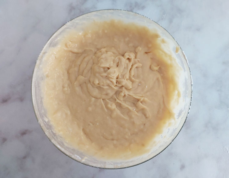 Ajout des ingrédients secs à la pâte à banana bread