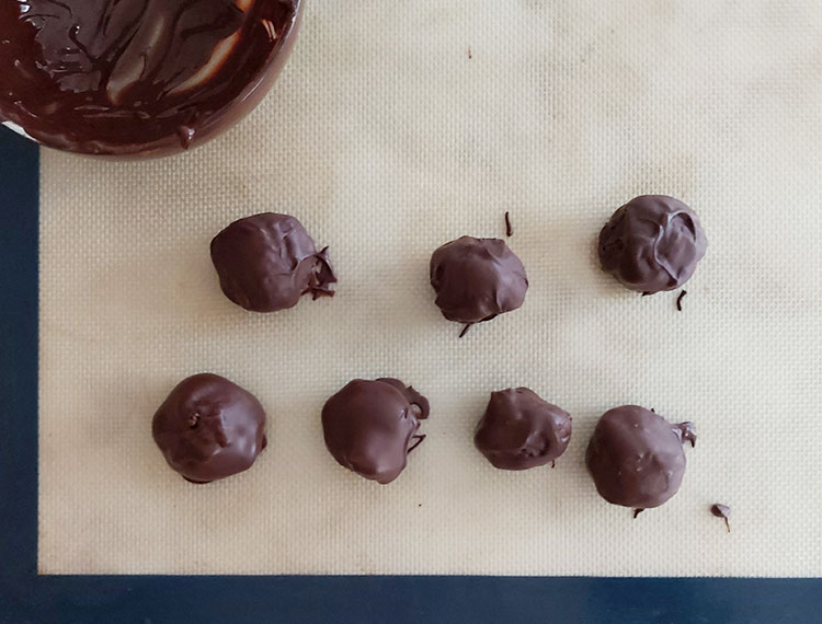 Truffes au chocolat noir enrobées de chocolat