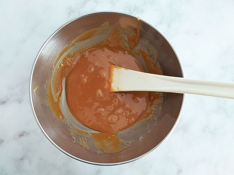 Caramel au beurre salé dans un bol