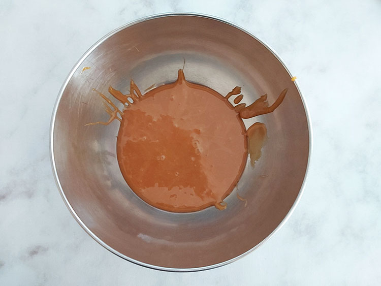 Ajout de la crème liquide au caramel