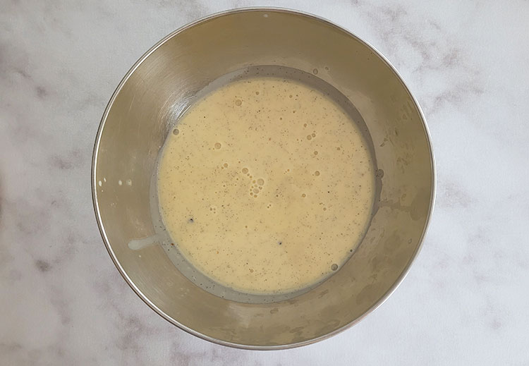 Crème anglaise vanillé dans un bol