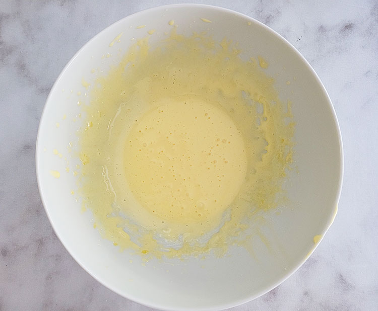 Jaunes blanchis avec le sucre