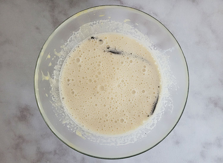 Ajout du lait chaud vanillé