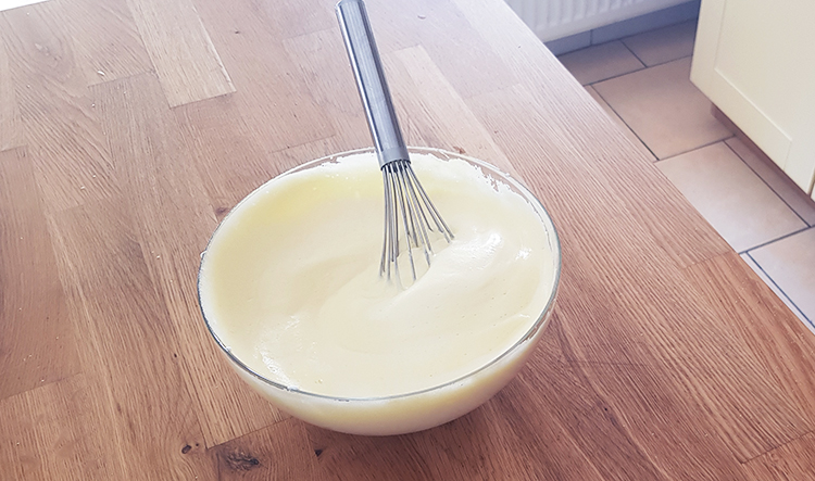 mélange d'oeufs et de sucre pour biscuits cuillère