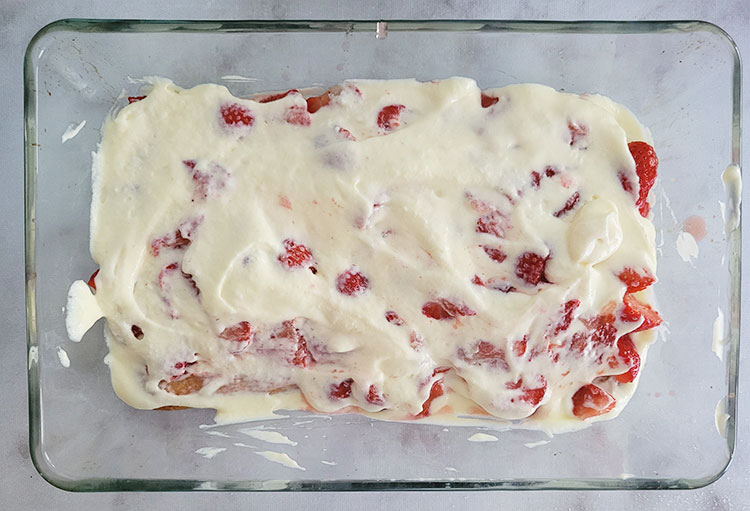 Montage du tiramisu aux fraises