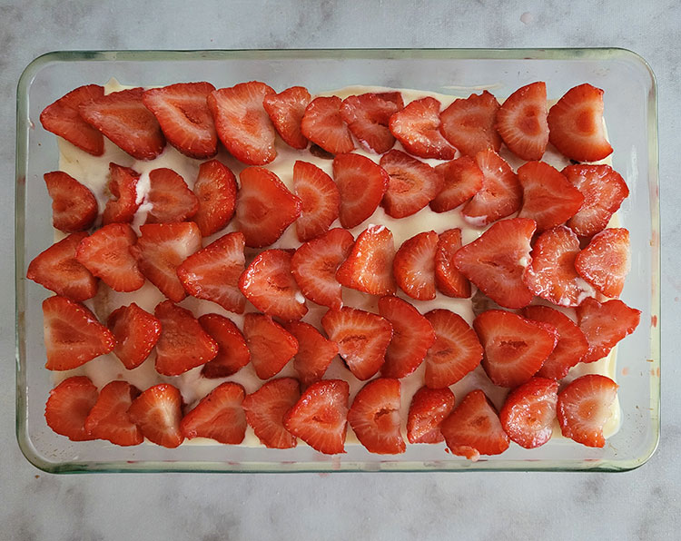 Fin du montage du tiramisu aux fraises