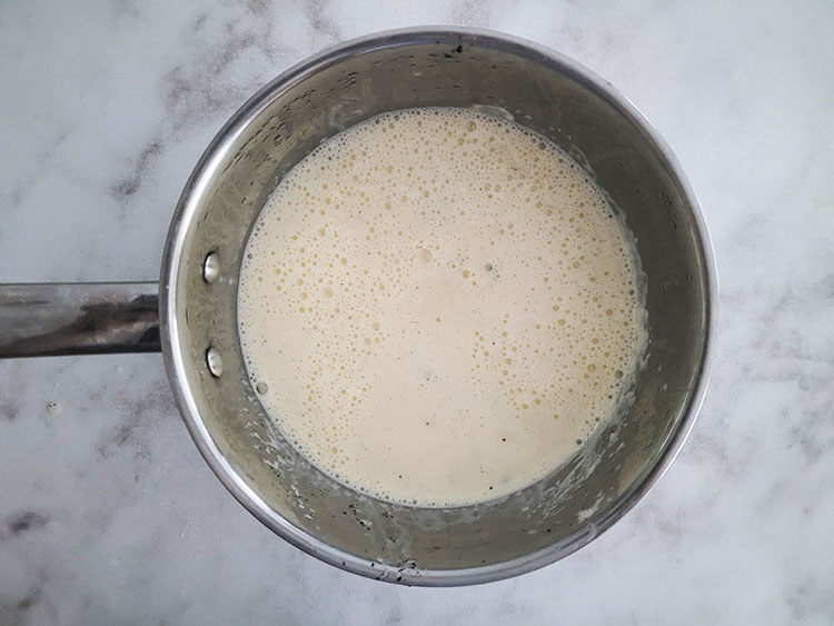 Crème anglaise avant cuisson dans la casserole