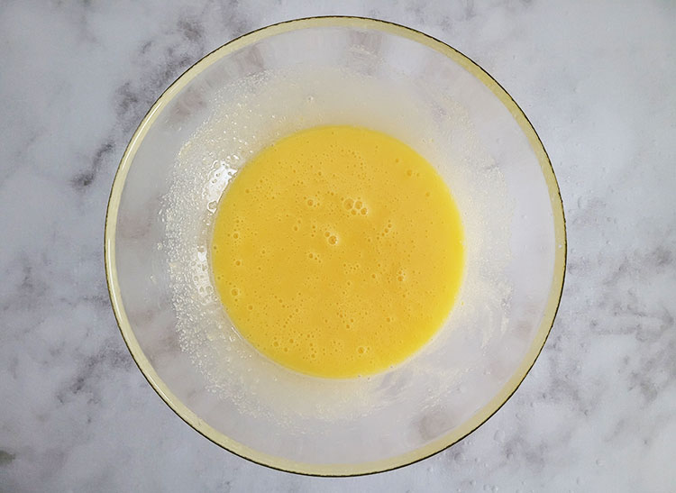 Mélange de jaunes et de sucre