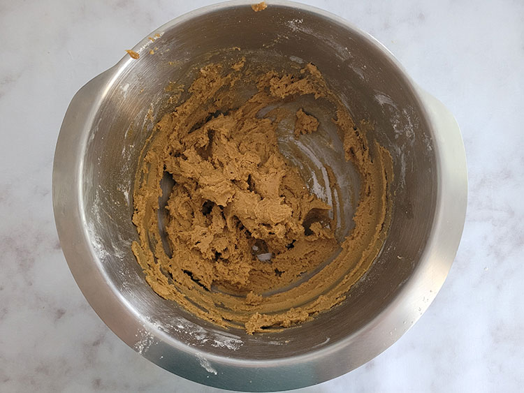 Ajout de la farine à la pâte