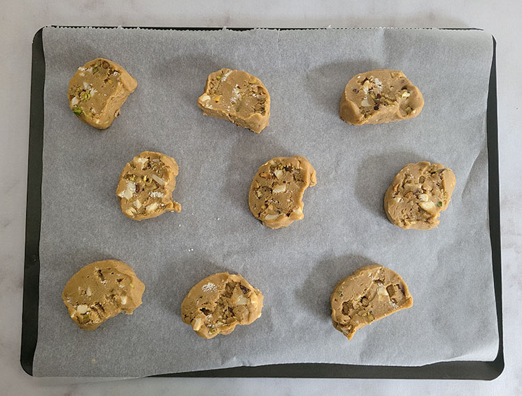 Rondelles de pâte à cookies prêtes à être enfournées