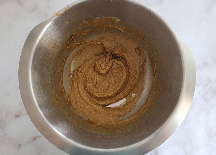 Ajout de l'oeuf dans la pâte à cookie