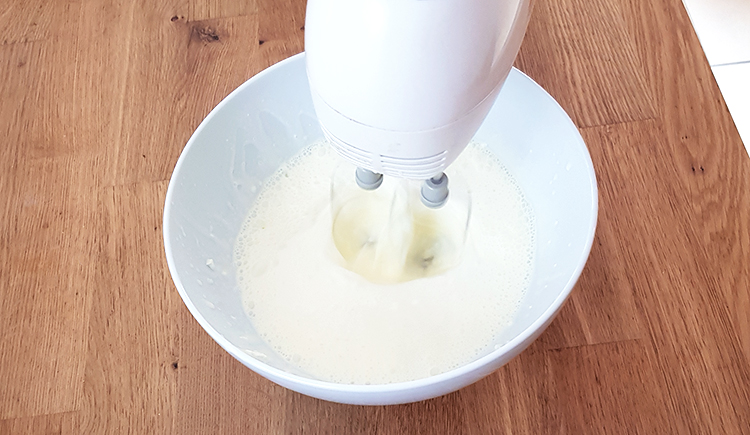 Crème en train d'être montée au batteur