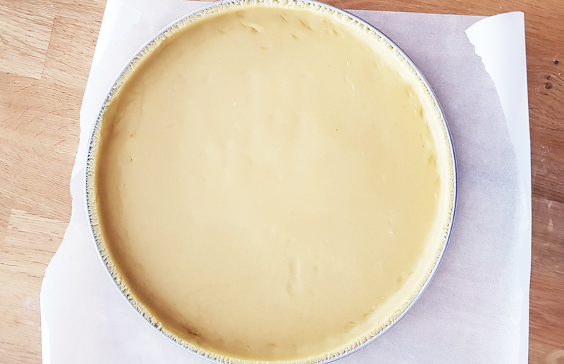 Pâte sucrée crue foncée dans cercle à tarte