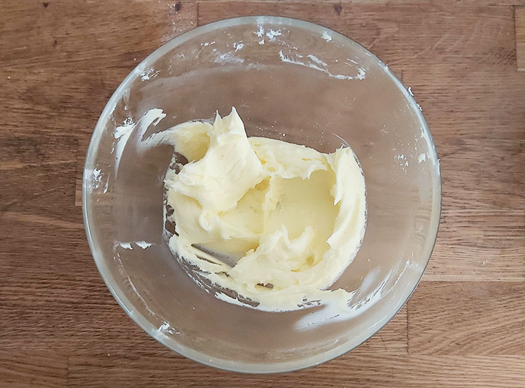 Crémage du beurre avec le sucre glace
