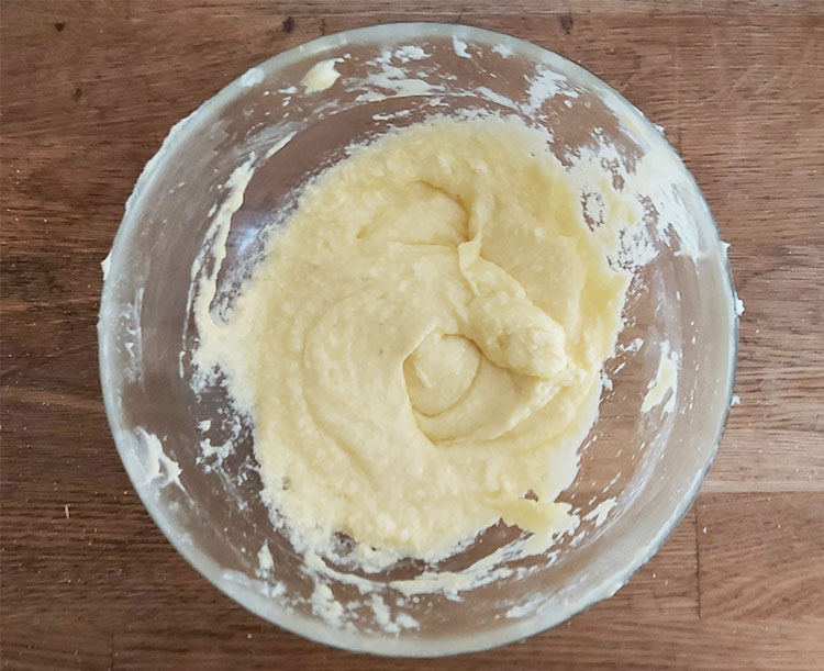 Ajout de l'oeuf dans la pâte