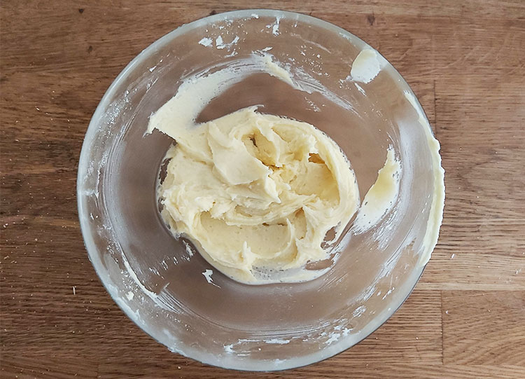 Ajout de la poudre d'amandes pour pâte sucrée