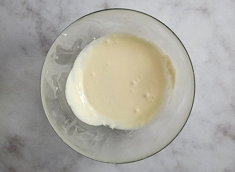 Ajout de la crème froide dans la ganache