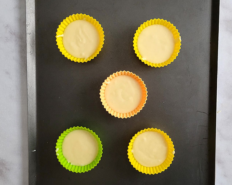 Moules garnis de pâte à cupcakes