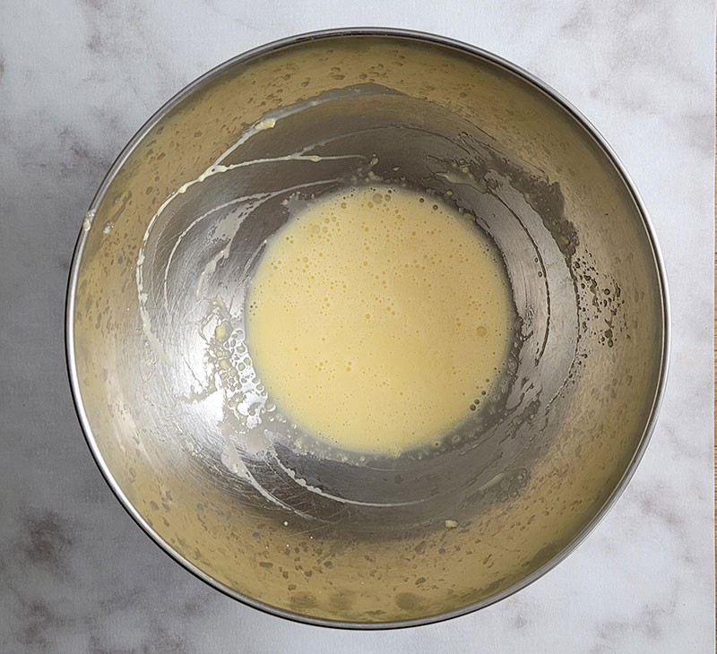 Ajout des liquides dans la pâte