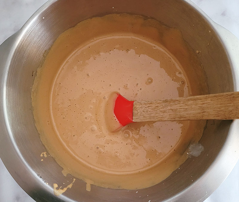 Ajout de la crème aux oeufs montés avec le sucre