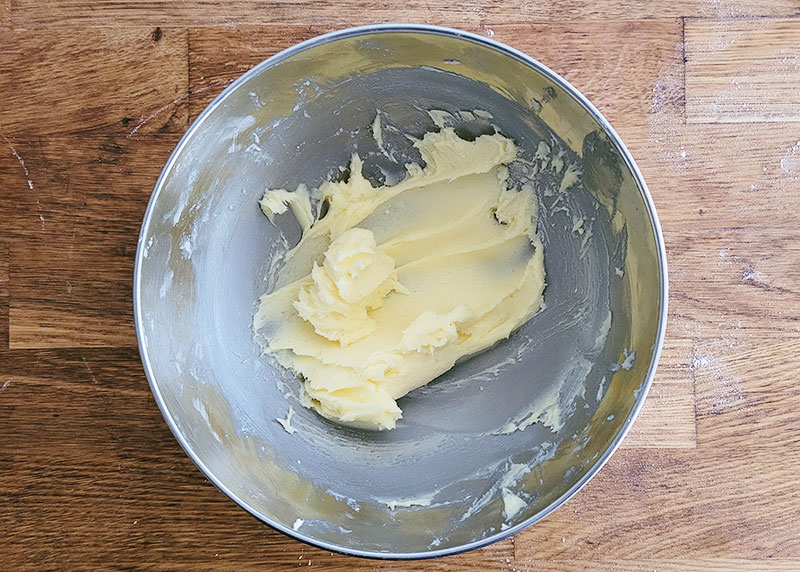 Crémage du beurre avec le sucre glace