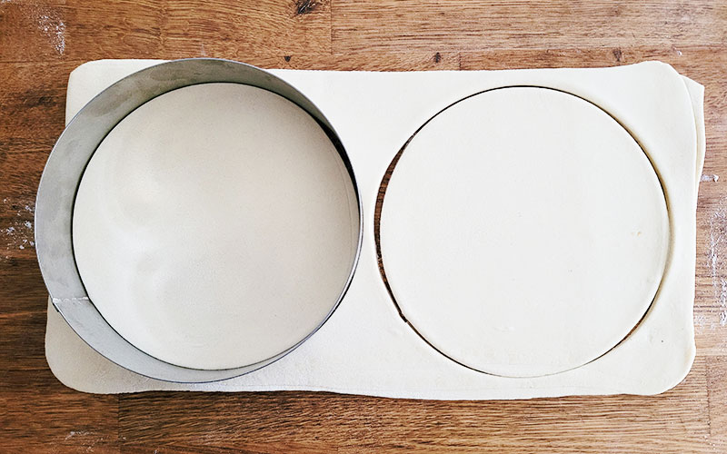 Pâte feuilletée découpée en 2 cercles