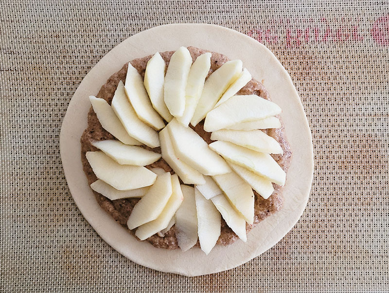 Pommes en tranches déposées sur la crème de noisettes